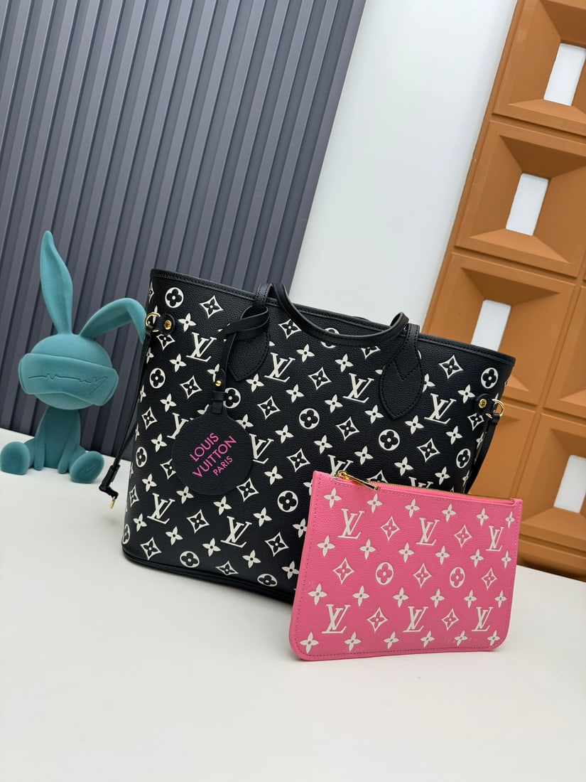 Neverfull Medium Handbag: We offer FREE SHIPPING for both domestic and international clients who bid over $500. As a member of the Monogram Empreinte collection, this Neverfull medium-sized handbag features a striking embossed