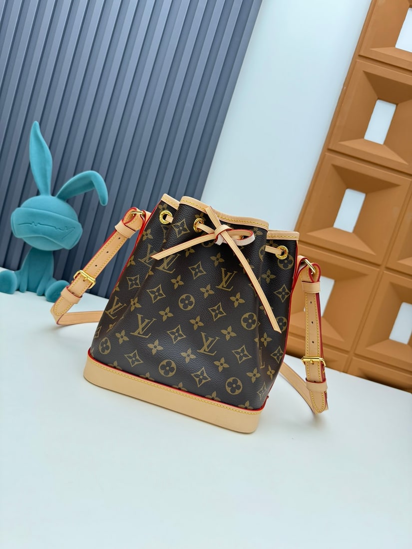 NOE BB Presbyopia: We offer FREE SHIPPING for both domestic and international clients who bid over $500. The NOE BB is a classic No?? bucket bag designed in 1932. It features a leather-reinforced base and a height of le