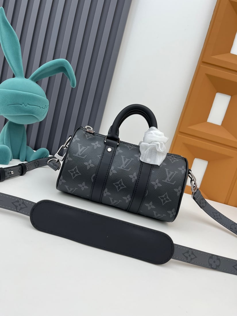 KeepallXS: We offer FREE SHIPPING for both domestic and international clients who bid over $500. The new Aerogram version of the Keepall XS is crafted from black bas-relief leather. It features a black metal