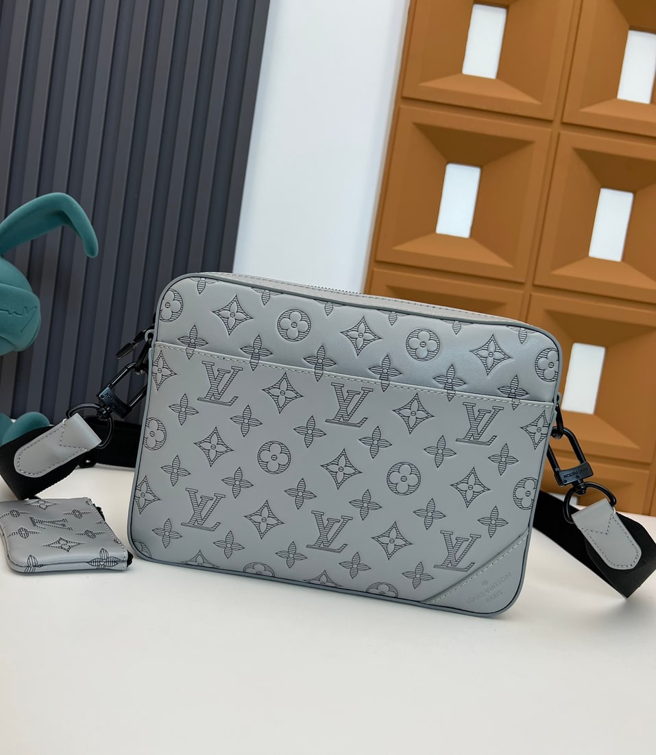 messenger bag: We offer FREE SHIPPING for both domestic and international clients who bid over $500. This messenger bag is made of Monogram Eclipse canvas and Monogram Eclipse Reverse canvas. In addition to its trad