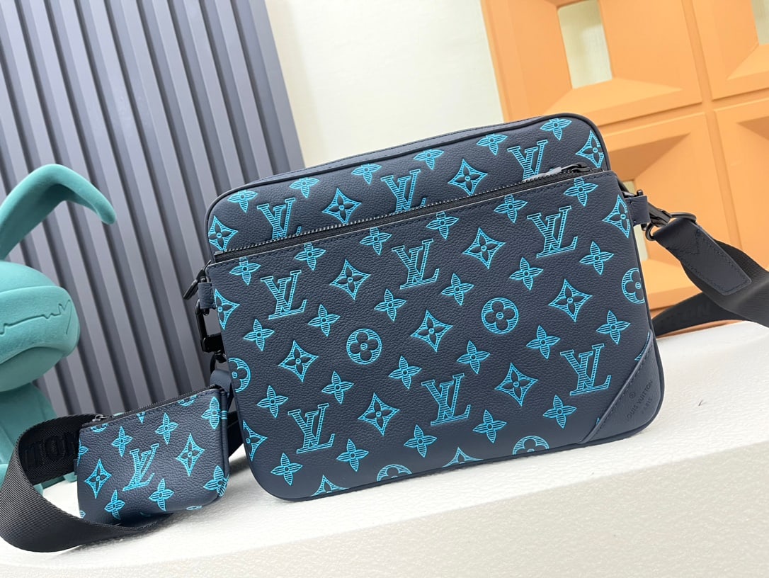 messenger bag: We offer FREE SHIPPING for both domestic and international clients who bid over $500. This messenger bag is crafted from Monogram embossed cowhide leather. The zippered front pocket and the small coin