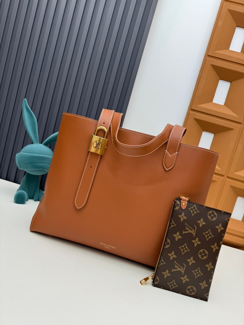 (Low Key Hobo): We offer FREE SHIPPING for both domestic and international clients who bid over $500. (Low Key Hobo) Made of supple cowhide leather with a suede lining. Adjustable shoulder strap for easy storage of e