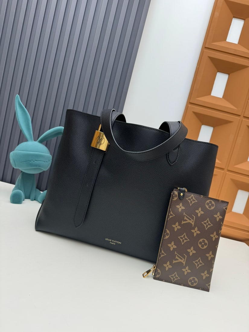 (Low Key Hobo): We offer FREE SHIPPING for both domestic and international clients who bid over $500. (Low Key Hobo) Made of supple cowhide leather with a suede lining. Adjustable shoulder strap for easy storage of