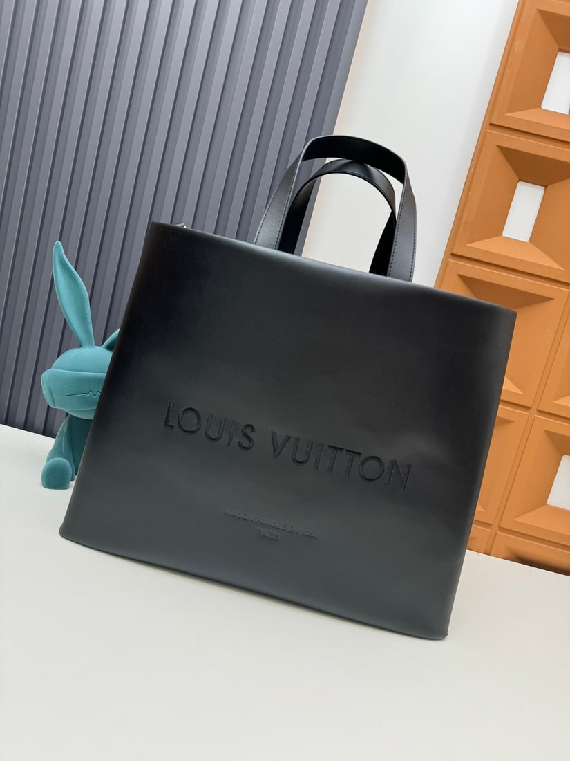Shopper medium handbag: We offer FREE SHIPPING for both domestic and international clients who bid over $500. This medium-sized Shopper handbag is made of supple cowhide leather and features a top handle and a detachable sho