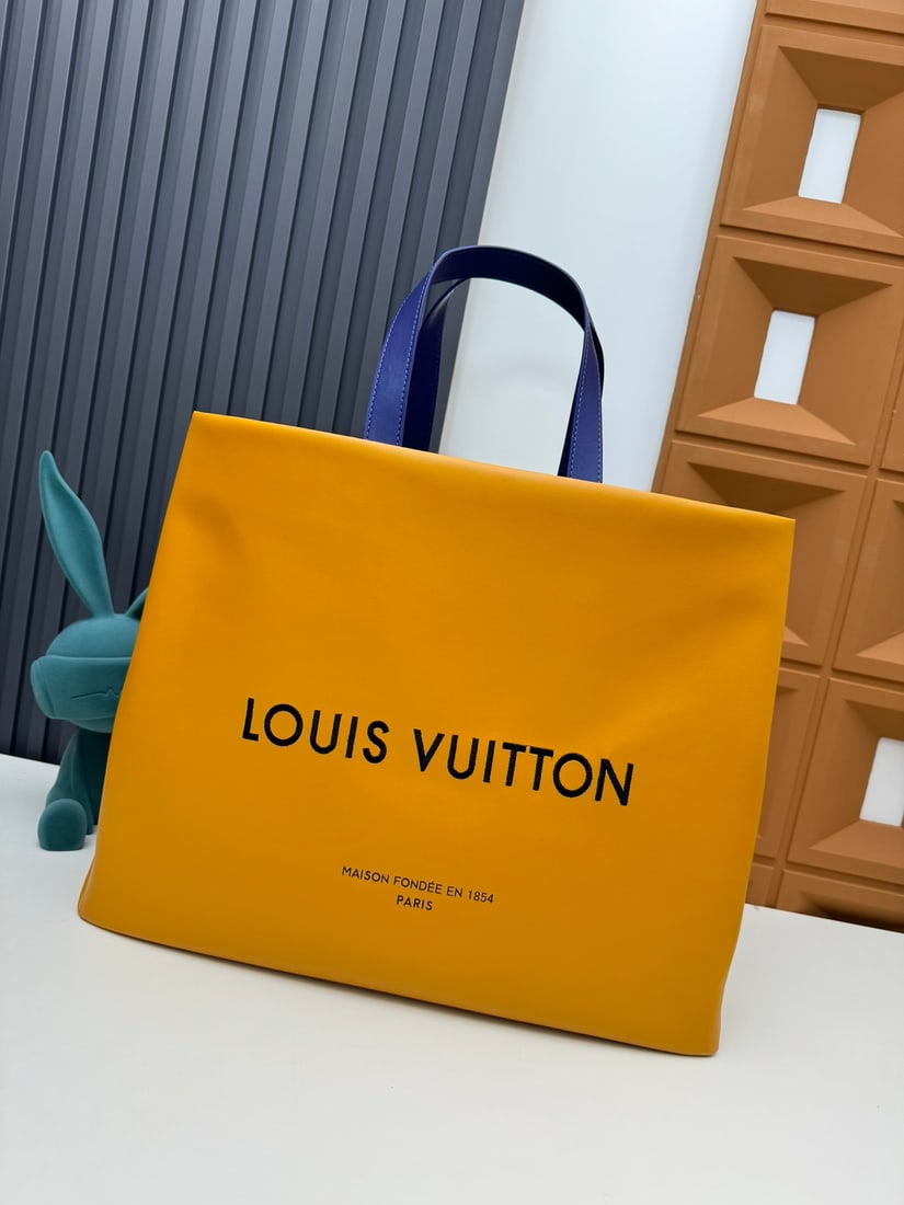Shopper medium handbag: We offer FREE SHIPPING for both domestic and international clients who bid over $500. This medium-sized Shopper handbag is made of supple cowhide leather and features a top handle and a detachable