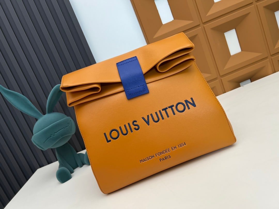 Sandwich bag: We offer FREE SHIPPING for both domestic and international clients who bid over $500. The Sandwich handbag is made of supple cowhide leather. An interior black patch pocket and zippered pocket allow f