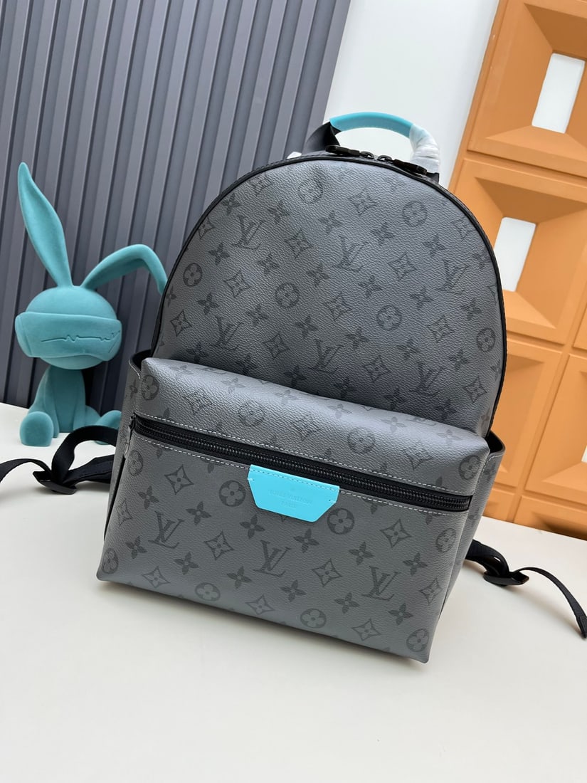 DISCOVERY Small Backpack: We offer FREE SHIPPING for both domestic and international clients who bid over $500. The Discovery GX Small Backpack from the Backpack Series features a deep Monogram Eclipse Reverse canvas. A
