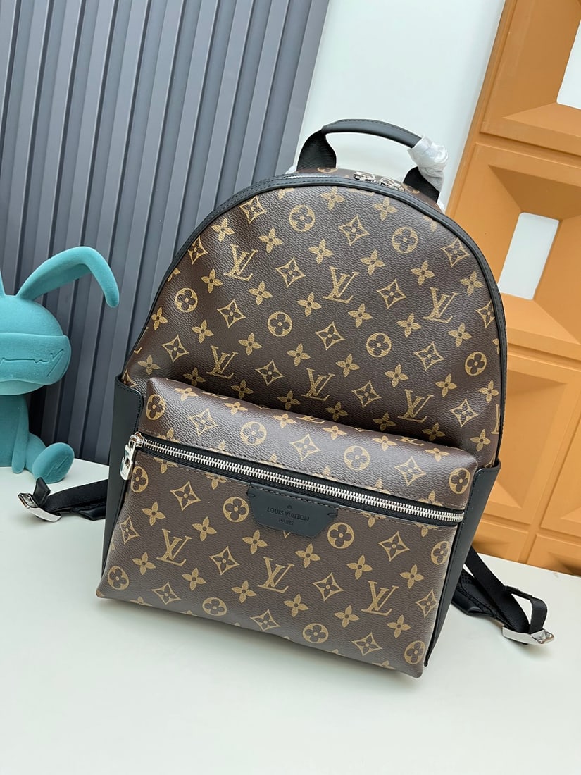 DISCOVERY Small Backpack: We offer FREE SHIPPING for both domestic and international clients who bid over $500. (DISCOVERY Small Backpack) This Discovery small backpack features a rounded design in Damier Graphite canvas, maki