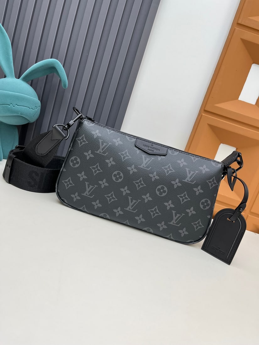 POCHETTE ACCESSOIRE Mahjong Set: We offer FREE SHIPPING for both domestic and international clients who bid over $500. (POCHETTE ACCESSOIRE Mahjong Bag) Features a spacious zippered main compartment and interior pockets for