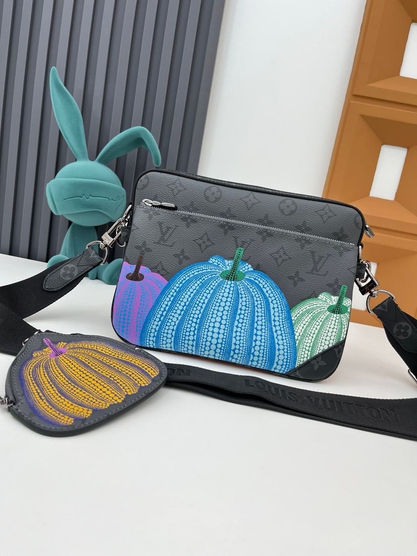 Trio Messenger Bag: We offer FREE SHIPPING for both domestic and international clients who bid over $500. The black Trio messenger bag is made of Monogram Eclipse canvas and Monogram Eclipse Reverse canvas. In addition