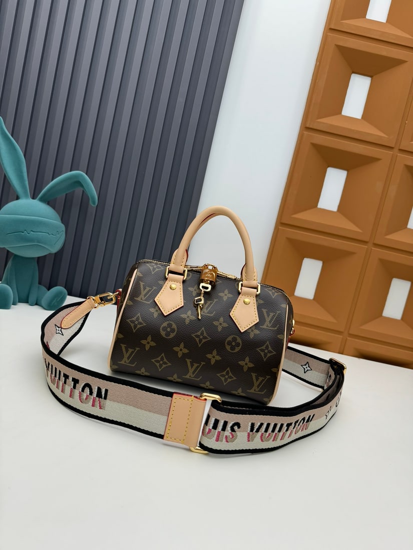 Speedy Bandouli??re 20 handbag: We offer FREE SHIPPING for both domestic and international clients who bid over $500. The Speedy Bandouli??re 20 handbag is crafted from Monogram canvas, with cowhide leather trim and a fabric lining.
