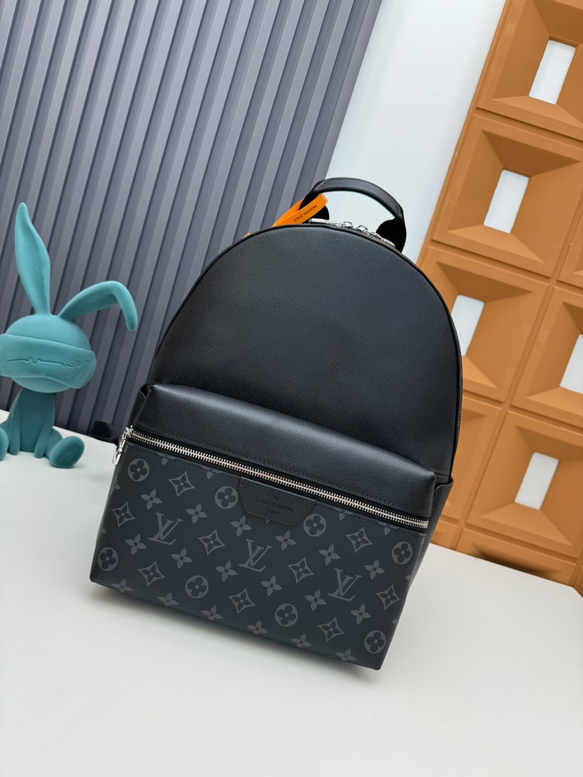 Discovery Backpack: We offer FREE SHIPPING for both domestic and international clients who bid over $500. This black and white Discovery backpack is crafted from Monogram Shadow leather, featuring embossed and printed LV