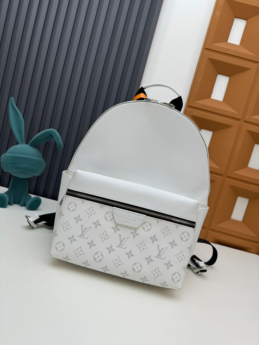 Discovery Backpack: We offer FREE SHIPPING for both domestic and international clients who bid over $500. This white Discovery backpack is crafted from Monogram Shadow leather, featuring embossed and printed LV