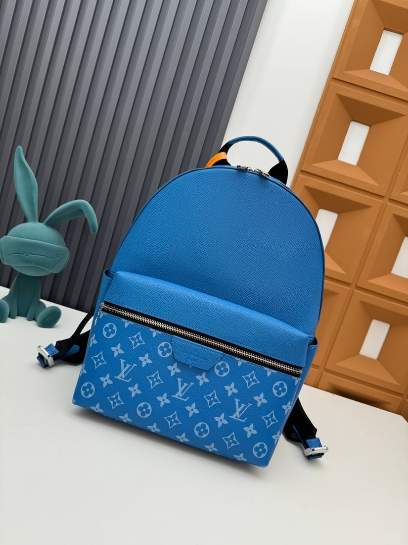Discovery Backpack: We offer FREE SHIPPING for both domestic and international clients who bid over $500. The original Discovery backpack is crafted from Monogram Shadow leather, featuring embossed and printed LV