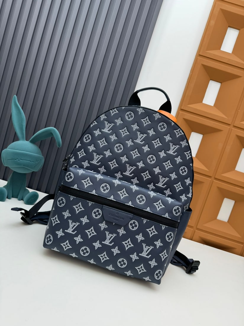 Discovery Backpack: We offer FREE SHIPPING for both domestic and international clients who bid over $500. The original Discovery backpack is crafted from Monogram Shadow leather, featuring embossed and printed LV
