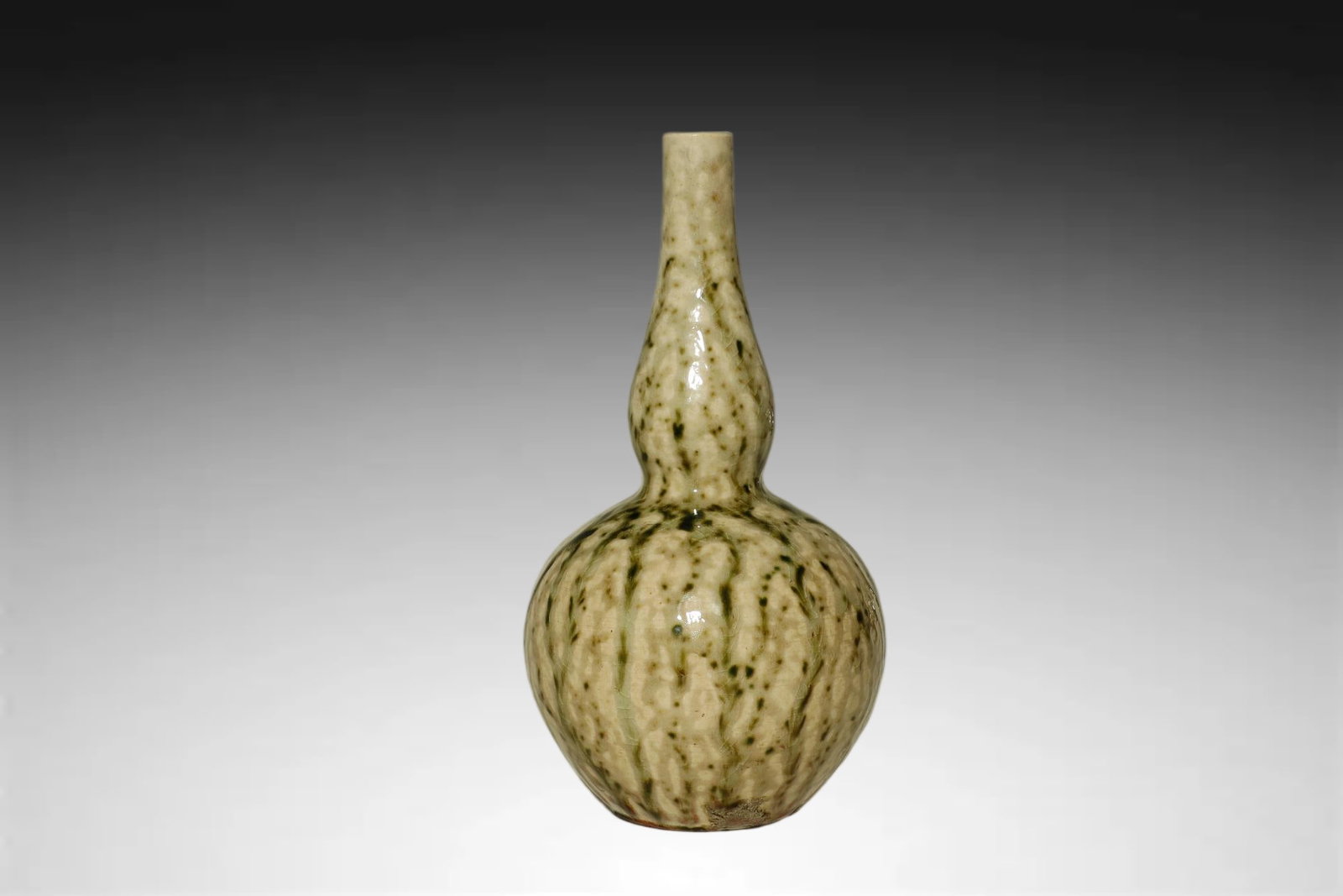 Qing Dynasty RARE AND STRIKING TIGER-SKIN GLAZED: A RARE AND STRIKING TIGER-SKIN GLAZED DOUBLE-GOURD VASE (HULU PING)Qing Dynasty, Kangxi Period (1662–1722)Height:20cmDescription: This double-gourd vase (hulu ping), covered in the celebrated hupi (