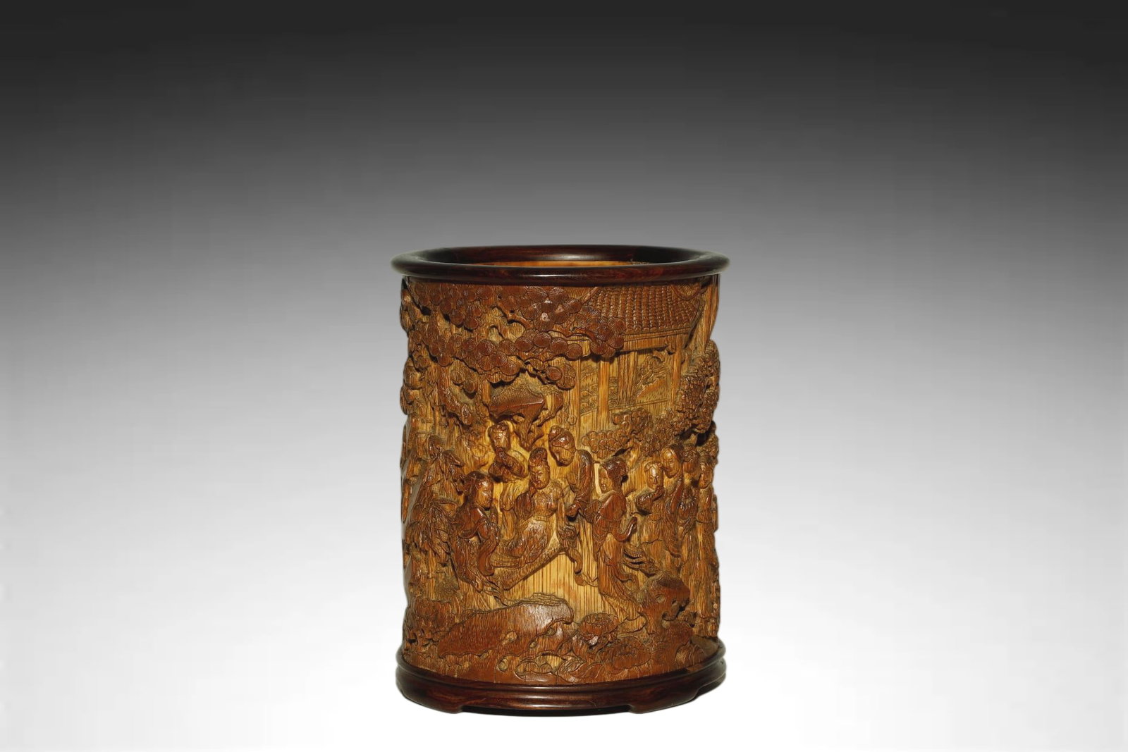 Qing Dynasty LARGE BAMBOO BRUSH POT (BITONG): A MAGNIFICENT AND LARGE BAMBOO BRUSH POT (BITONG) CARVED IN HIGH RELIEF WITH A FIGURAL NARRATIVE LANDSCAPEQing Dynasty, 17th–18th CenturyHeight:20cm Diameter: 15.5cm.Description: This monumental bam