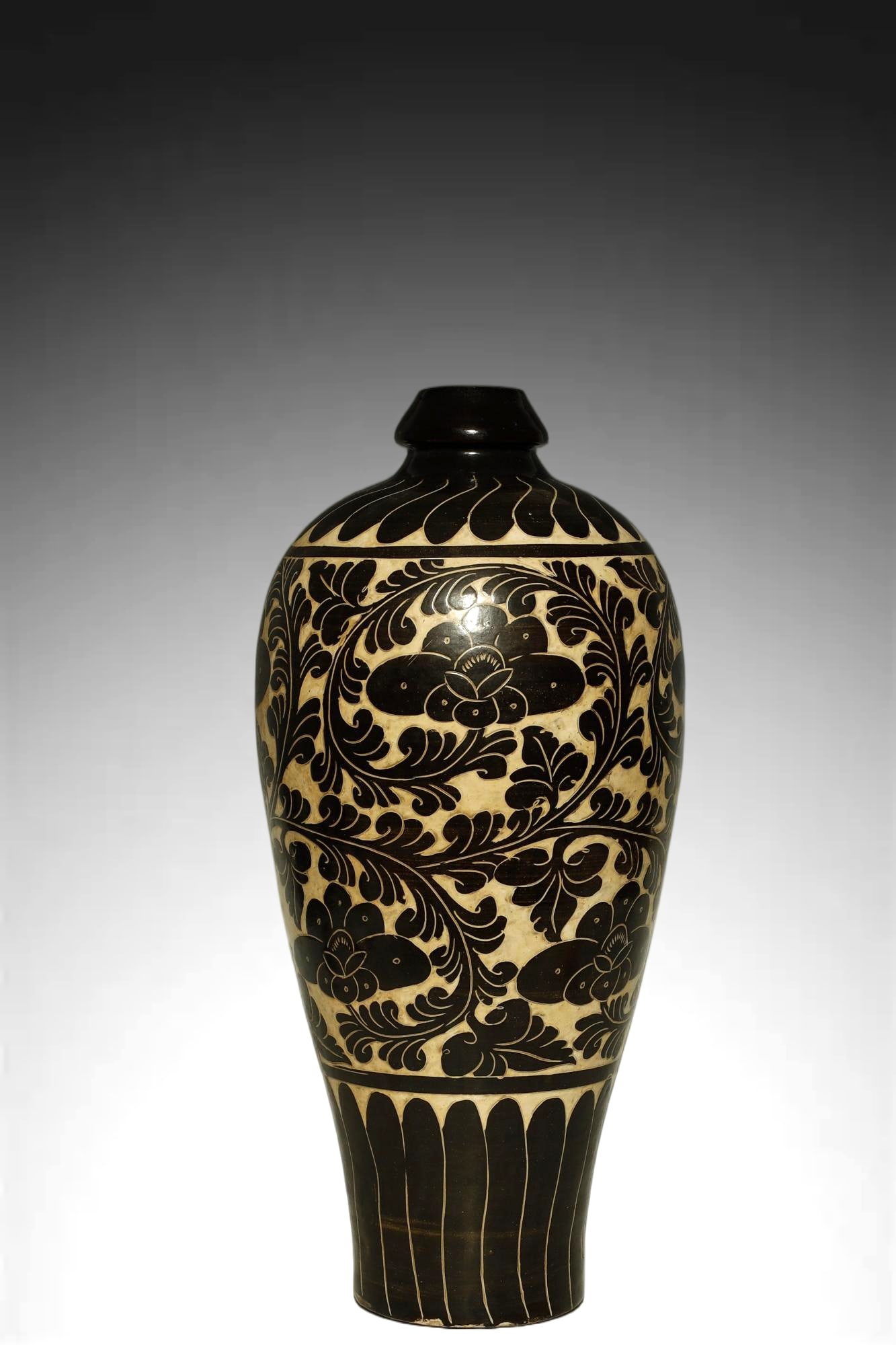 Jin Dynasty LARGE AND STRIKING CIZHOU WARE MEIPING VASE (1 of 7)