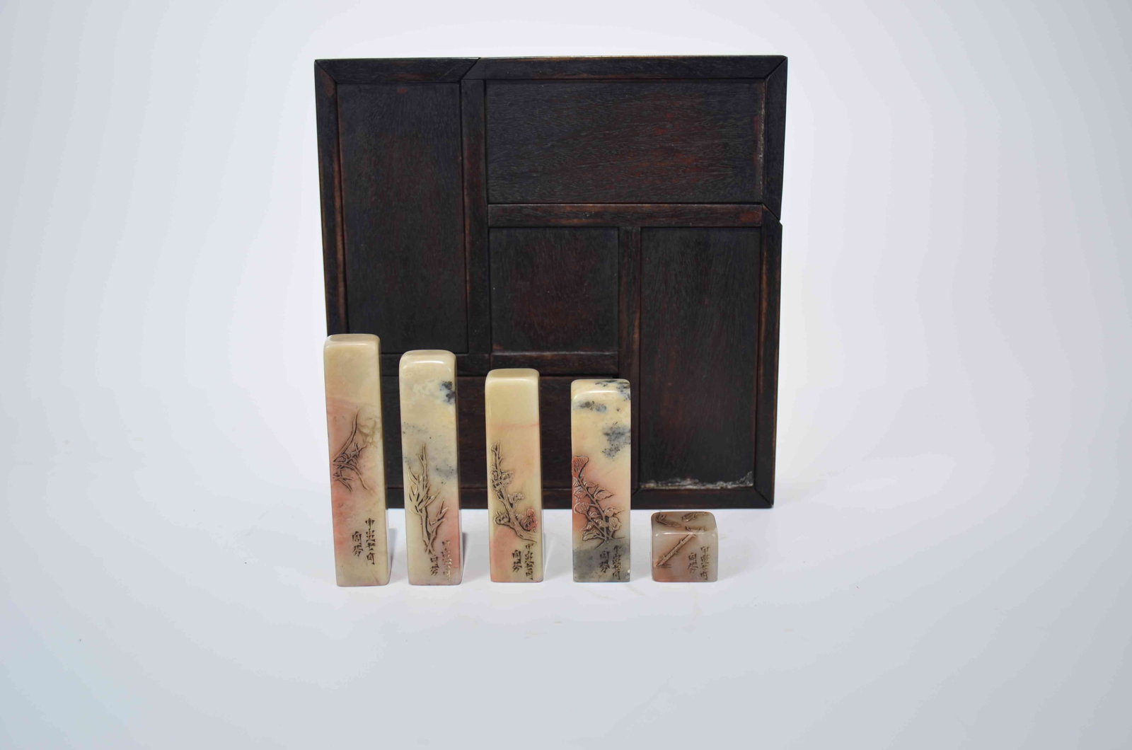 Qing Dynasty Zhou Fen Furong (Pink Beeswax): Qing Dynasty Zhou Fen Furong (Pink Beeswax) Stone Seal SetQing Dynasty (1644-1911)Seal: Height: 10cm Width: 2cm (sizes vary) Box: Length: 20cm Width: 20cm Height: 5.5cmDescription: A set of five Furon