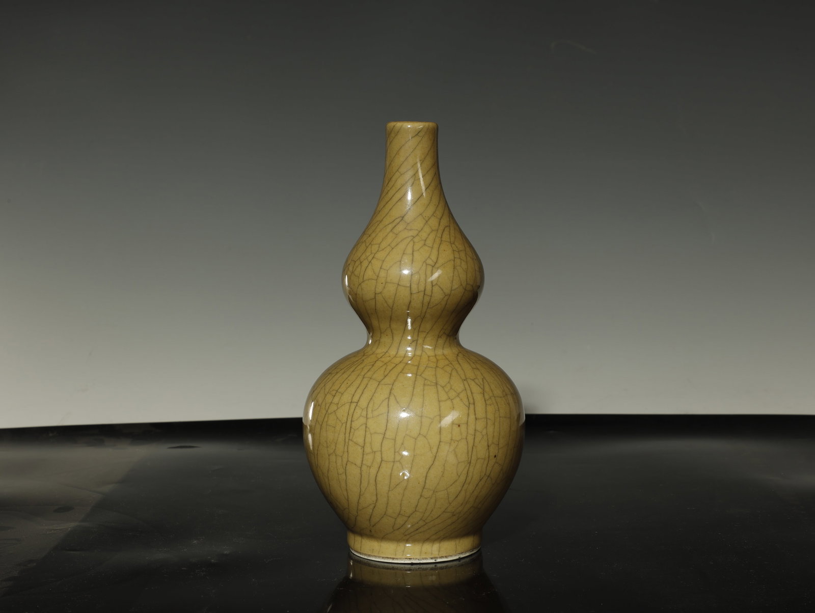 Qing Dynasty Fine Yellow Crackle-Glazed Double-Gourd Vase (1 of 6)