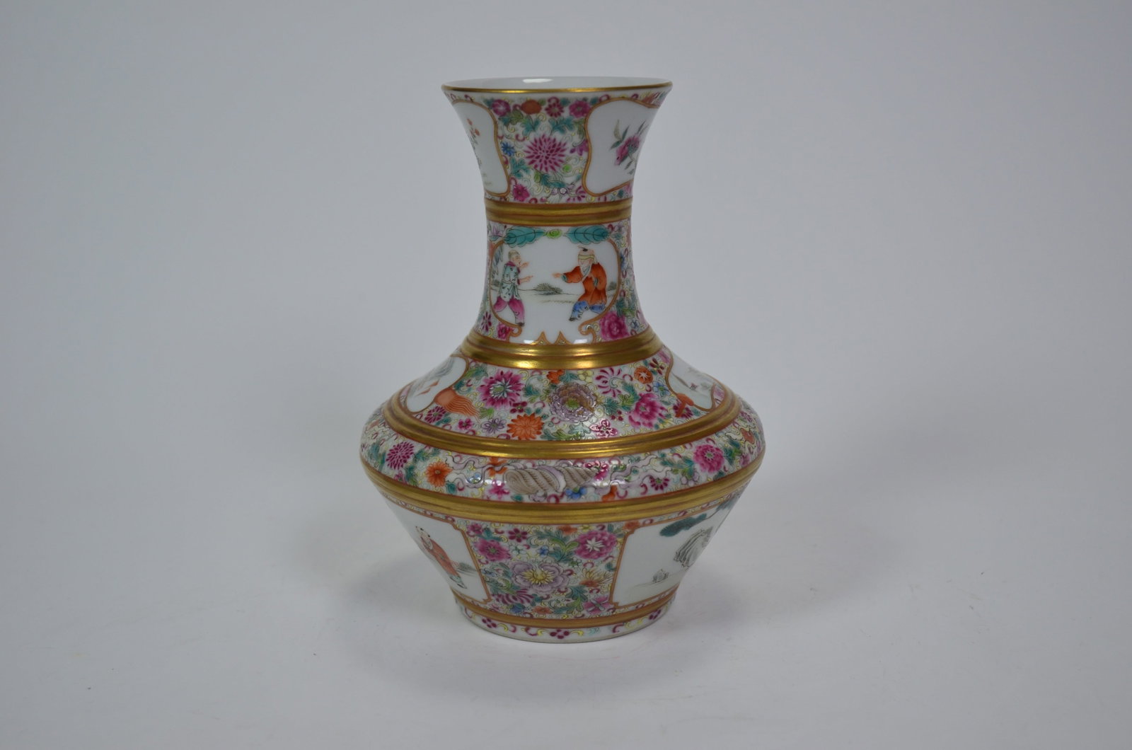 Qing Qianlong Vanadium-Red-Marked Gilt-Decorated: Qing Qianlong Vanadium-Red-Marked Gilt-Decorated Reserve-Panel Figural and Floral Bottle VaseQing Dynasty, Qianlong MarkHeight: 18.5cm Base Diameter: 7.6cmDescription: A bottle vase with waisted neck 