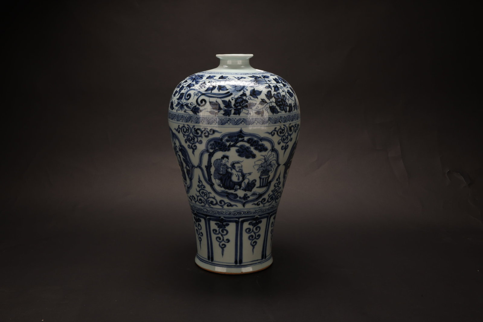 Ming Dynasty Blue-and-White Phoenix-Amid-Clouds "Four Loves" Motif Meiping Vase: Ming Dynasty Blue-and-White Phoenix-Amid-Clouds "Four Loves" Motif Meiping VaseMing DynastyHeight: 38cm Base / Foot: 14.5cmDescription: A meiping vase of tall baluster form with a short, flared neck, 