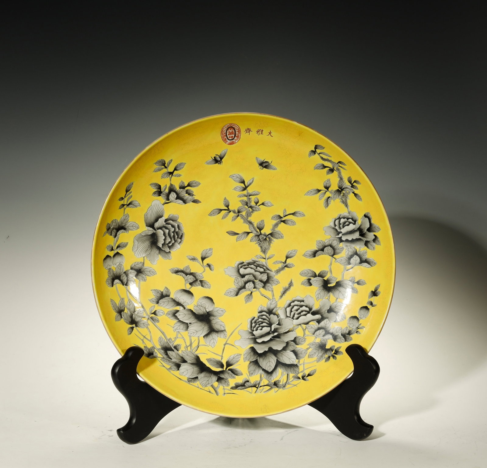 Qing Dynasty YELLOW?GROUND FAMILLE NOIRE ‘PEONY: A FINE YELLOW?GROUND FAMILLE NOIRE ‘PEONY AND BUTTERFLY’ PLATEQing Dynasty, Yongzheng period (1723–1735)H:7.6cm Diameter: 39cmDescription: Exquisitely enameled in the famille noire palette on a 