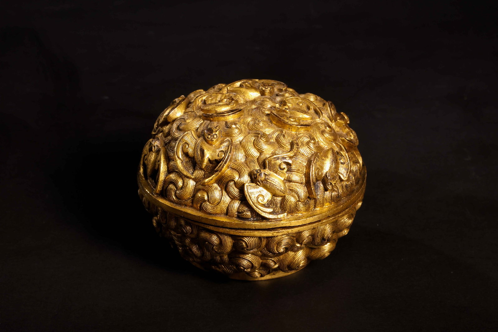 Qing Qianlong Gilt-Bronze Covered Box: Qing Qianlong Gilt-Bronze Covered BoxQing Dynasty, Qianlong StyleHeight: 5cm Base / Foot: 4cmDescription: A small circular covered box, the domed cover and body cast in gilt bronze with dense repeatin