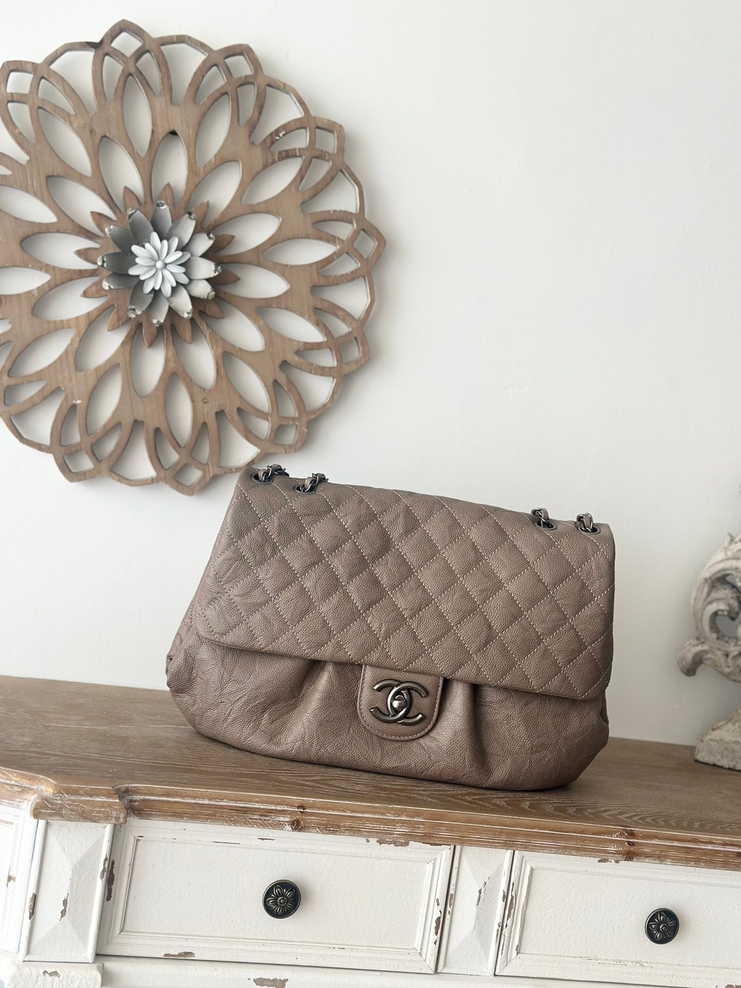 CHANEL Chanel Vintage Cloud Bag: A wonderful gift for yourself or your loved ones,FREE SHIPPING for both domestic and international clients who bid over $500.Currencies including GBP USD EUR CHF CAD AUD etc are accepted. Apricot-colo