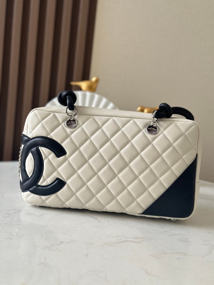 CHANEL Kangpeng Pillow Bag: A wonderful gift for yourself or your loved ones,FREE SHIPPING for both domestic and international clients who bid over $500.Currencies including GBP USD EUR CHF CAD AUD etc are accepted. Classic vint