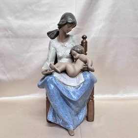 LLADRO in Mother's Arms Figurine 2416