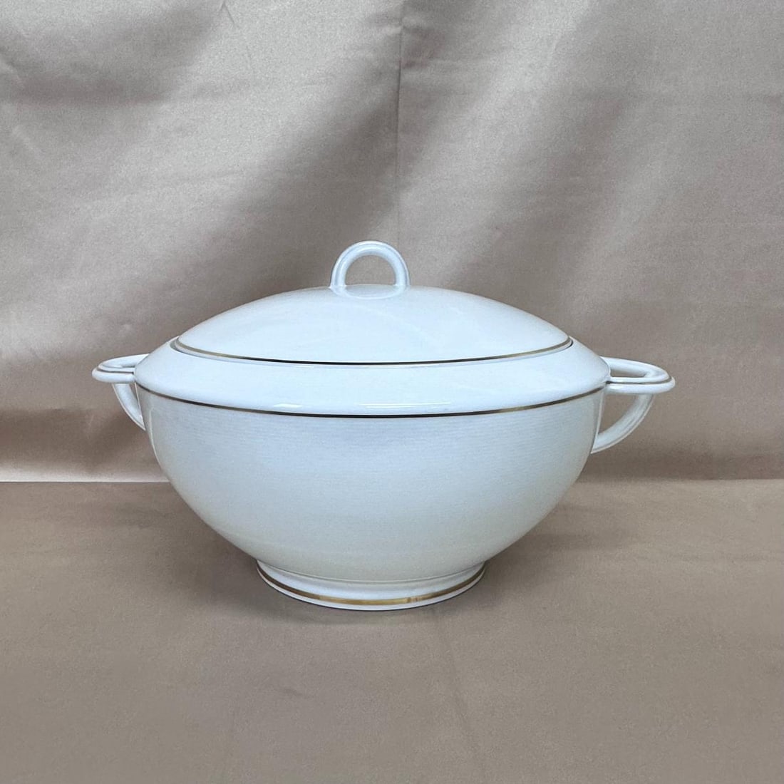 Bernardaud Limoges France Covered Round Vegetable Bowl & Lid: Material : Porcelain Designer : Bernardaud Measurements : approx. H: 4 3/4 x D: 7 1/2" Marked: : Bernardaud Limoges France -Marli or- Condition: : New Additional: With Box