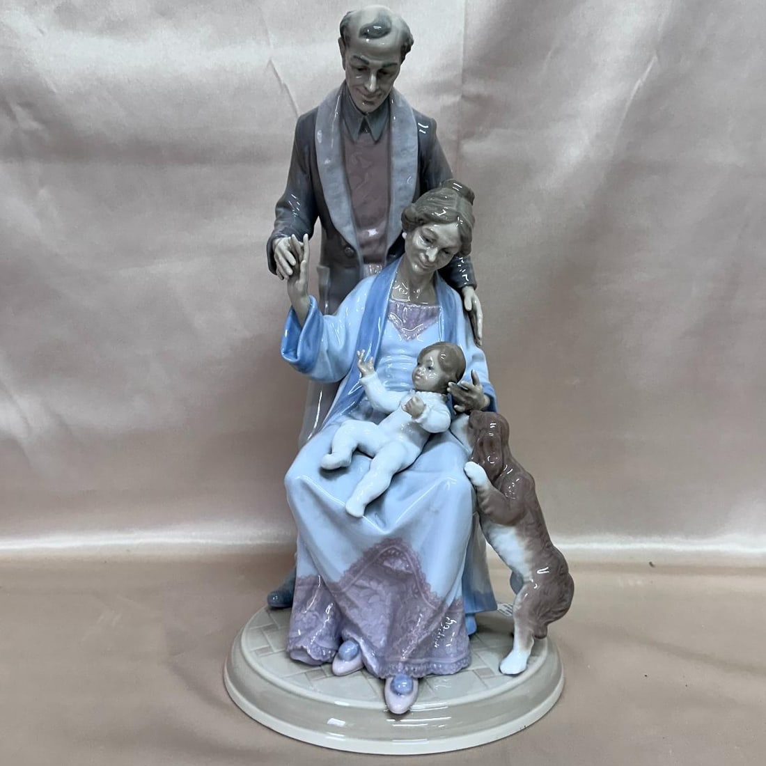 LLADRO A Grandparent's Joy Figurine 01006553: Material : Porcelain Designer : LLADRO Measurements : Approx. H: 13 1/2" x 7 1/8" Marked: : LLADRO, Hand made in Spain Condition: : New Additional: With Box and Booklet