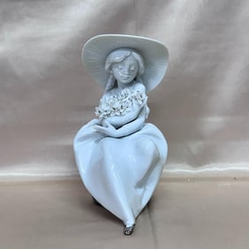 LLADRO Fragrant Bouquet Girl In Hat With Flower (Re Deco) Figurine 01007041
