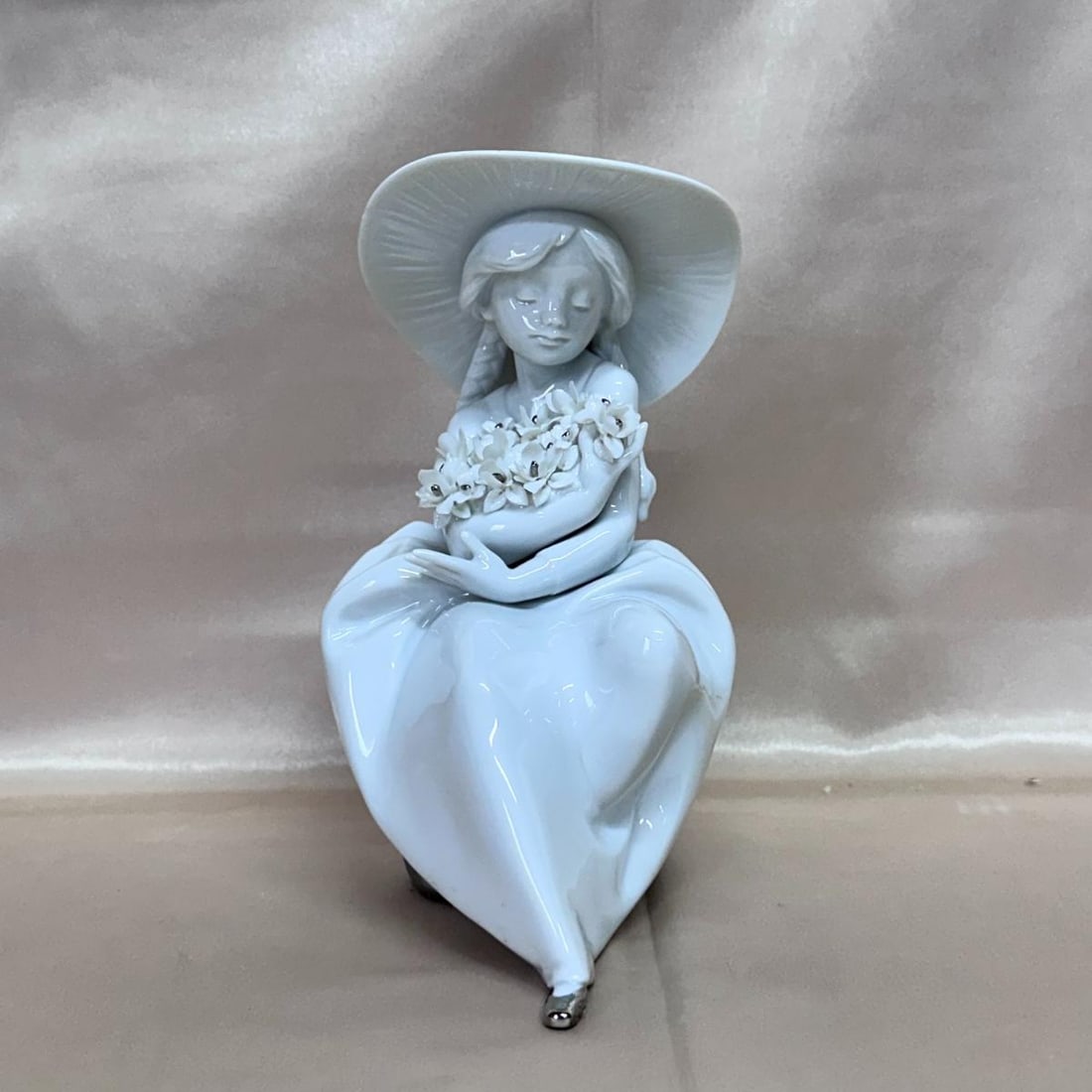 LLADRO Fragrant Bouquet Girl In Hat With Flower (Re Deco) Figurine 01007041: Material : Porcelain Designer : LLADRO Measurements : Approx. H: 8" x 6 1/2" Marked: : LLADRO, Hand made in Spain Condition: : New Additional: With Box and Booklet