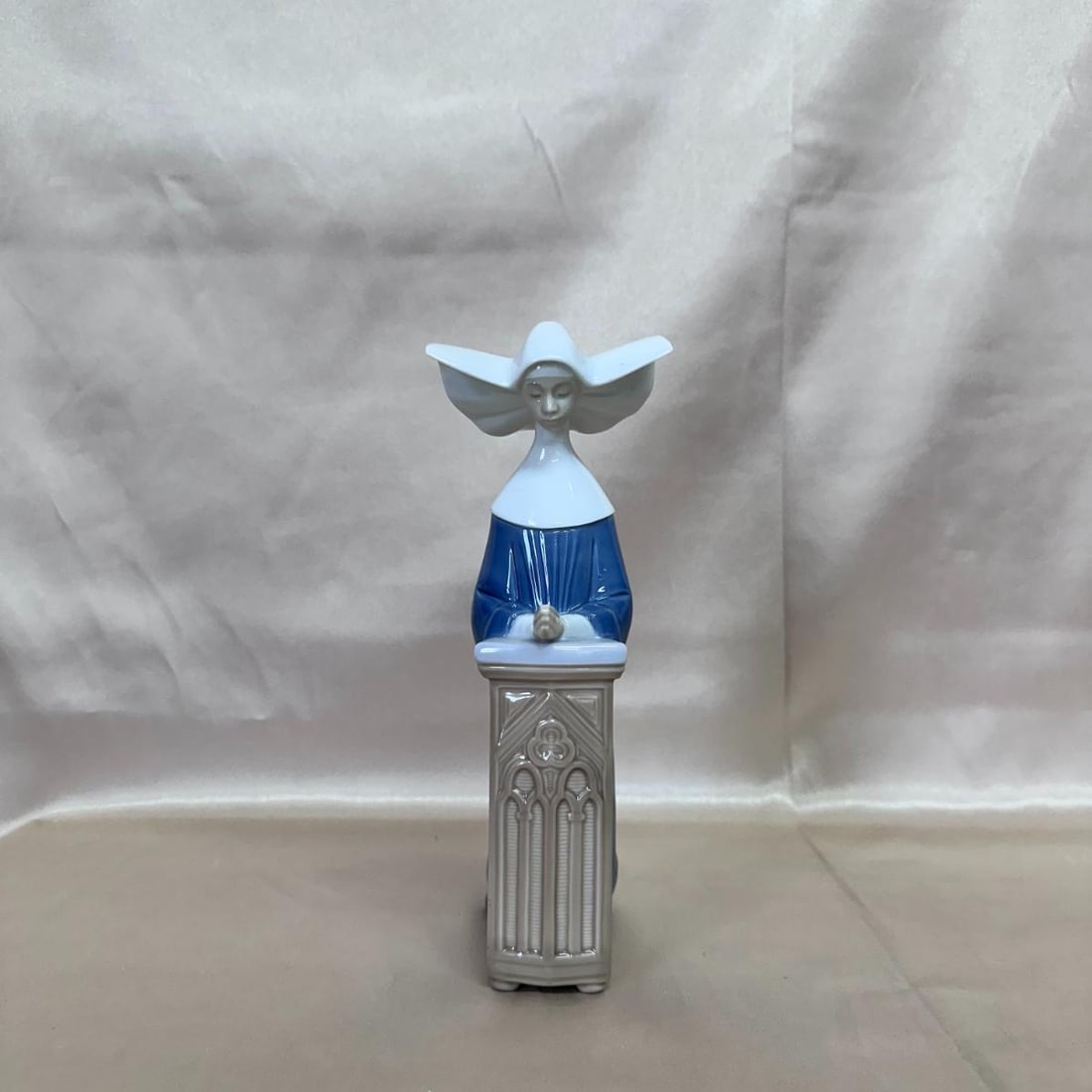 LLADRO Meditation (Blue) Figurine 05502: Material : Porcelain Designer : LLADRO Measurements : Approx. H: 8 1/2" Marked: : LLADRO, Hand made in Spain Condition: : New Additional: With Box and Booklet
