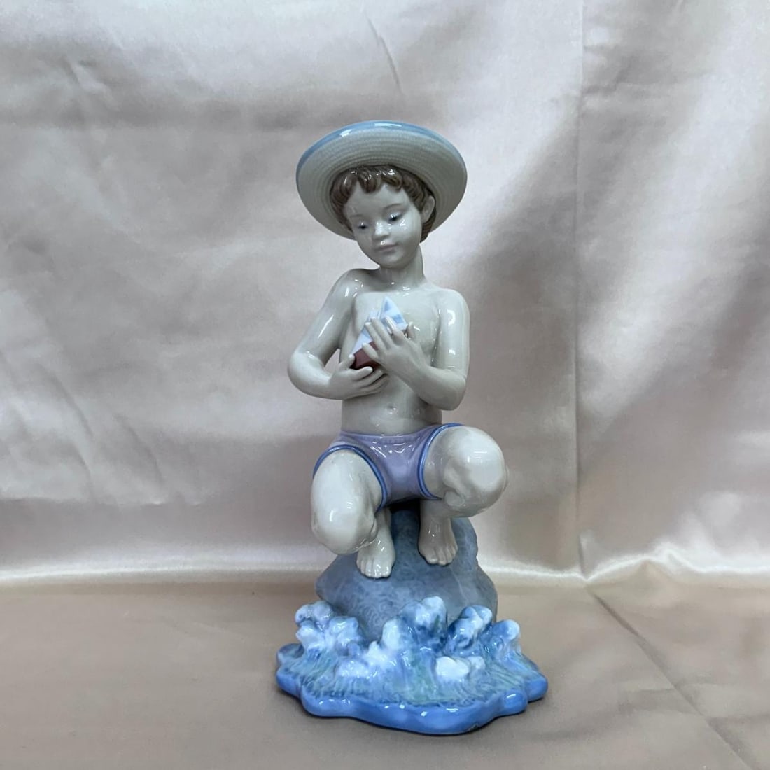LLADRO By The Seashore Figurine 01006855: Material : Porcelain Designer : LLADRO Measurements : Approx. H: 9 1/2" Marked: : LLADRO, Hand made in Spain Condition: : New Additional: With Box and Booklet