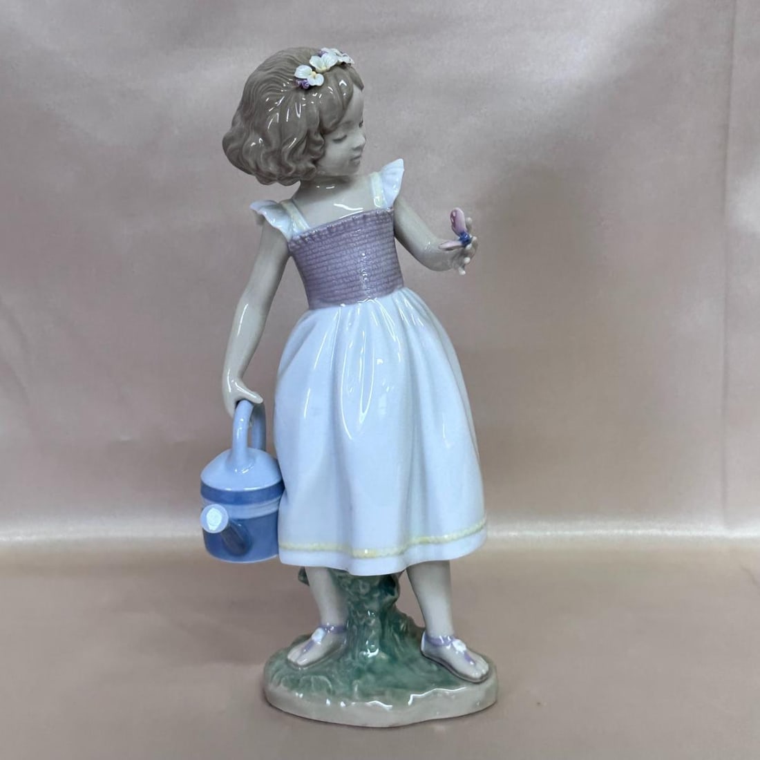 LLADRO Good Morning, Butterfly Figurine 01008520: Material : Porcelain Designer : LLADRO Measurements : Approx. H: 8 1/2" Marked: : LLADRO, Hand made in Spain Condition: : New Additional: With Box