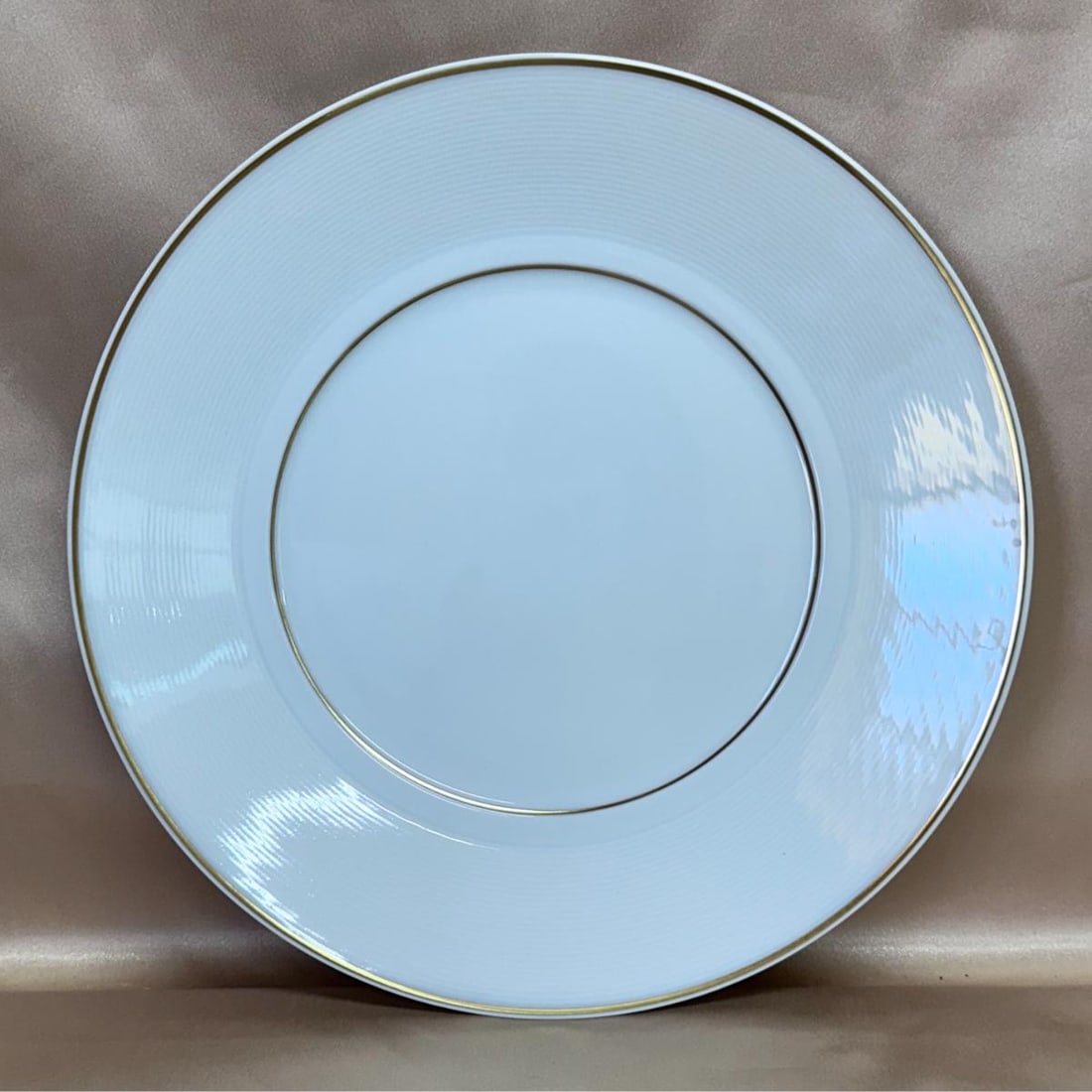12pc Bernardaud Limoges France Marli Or Dinner Plate: Material : Porcelain Designer : Bernardaud Measurements : 10 1/4" Marked: : Bernardaud Limoges France -Marli or- Condition: : New Additional: With Box