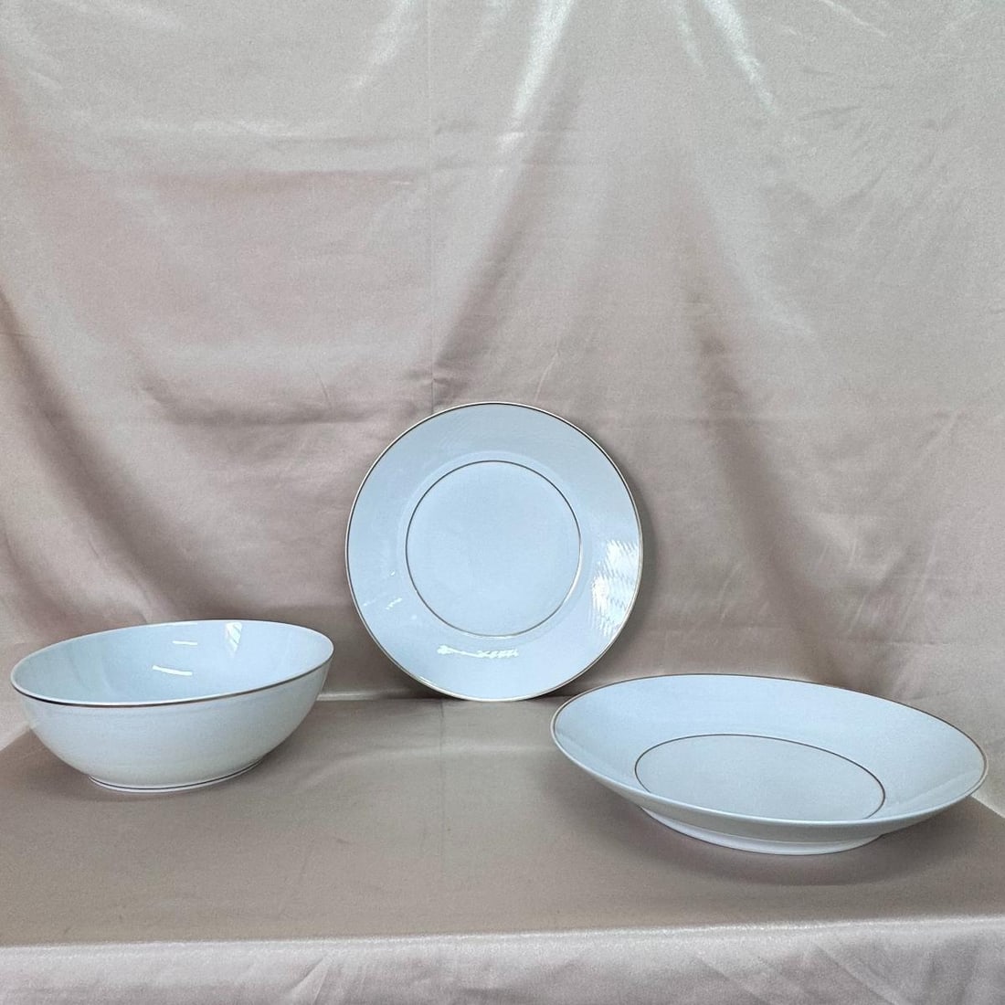 3pc Bernardaud Marli Or France Charger Serving Platter Lot: Material : Porcelain Designer : Bernardaud Measurements : Service/Charger plate - 12" , Charger - 1 3/4" x 11 1/2" , Salad/Fruit Bowl - 3 1/4" x 10" Marked: : Bernardaud Limoges France -Marli or