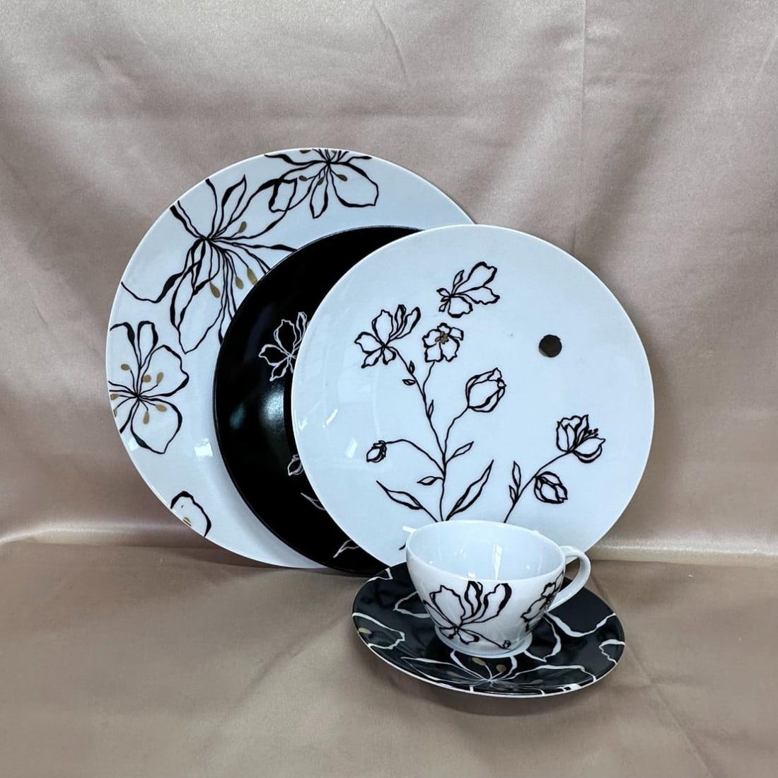 5pc Bernardaud Or Noir France Place Setting: Material : Porcelain Designer : Bernardaud Measurements : Dinner plate - 10 1/4" , Salad plate 8 1/2", Cup - 1 5/8" x 2 7/8" , Saocer - 5" Marked: : Bernardaud France Or Noir Condition: : New