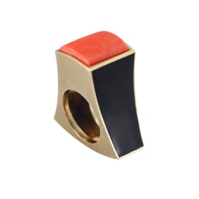 1970s Modernist 18k Gold Coral Onyx Geometric Ring