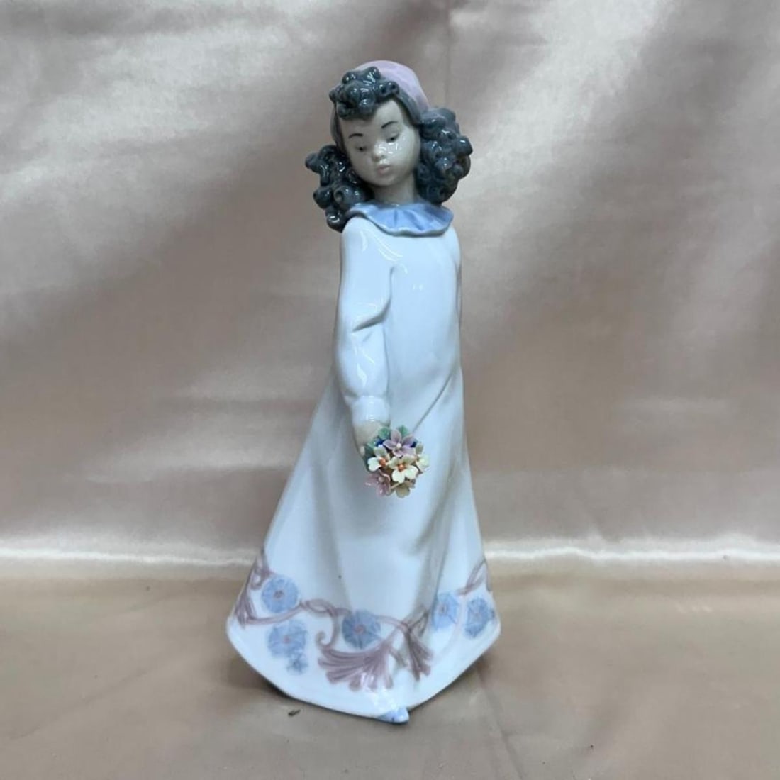LLADRO Pretty Posies Figurine 01006551: Material : Porcelain Designer : LLADRO Measurements : H: 9 1/2'' Marked: : LLADRO, Hand made in Spain. Condition: : New Additional: n/a