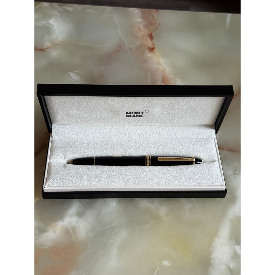 Montblanc Classic Black Lacquer Gold Plated Highlighter: Material : Gold Plate Designer : Montblanc Measurements : Length 143mm. Marked: : Meisterstuck, made in Germany, Montblanc. Condition: : New, store sample. Empty - no cartridge.