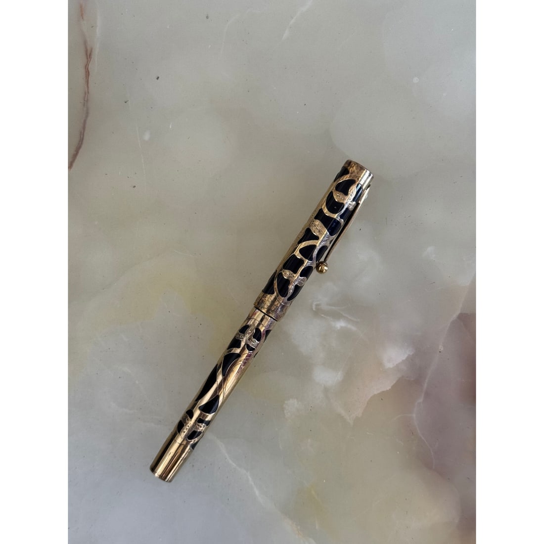 Sheaffer Nostalgia Silver Overlay Vermeil Black Lacquer 14k Gold M Nib Fountain Pen: Material : Vermeil / 14k Gold Nib Designer : Sheaffer Measurements : Length 134mm. Marked: : Sheaffer, Vermeil 925. Condition: : Unused, old stock. Original patina. Small chip on the b