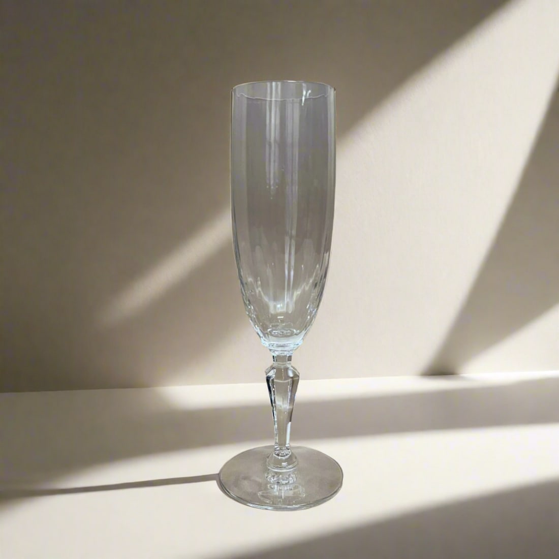 Set of 6 Baccarat Crystal Naples Champagne Flute 1152109: Material : Crystal Designer : Baccarat Measurements : H: 7 5/8'', D: 1 6/8''. Marked: : Baccarat. Condition: : New, store sample. Additional: With box (not in great condition).