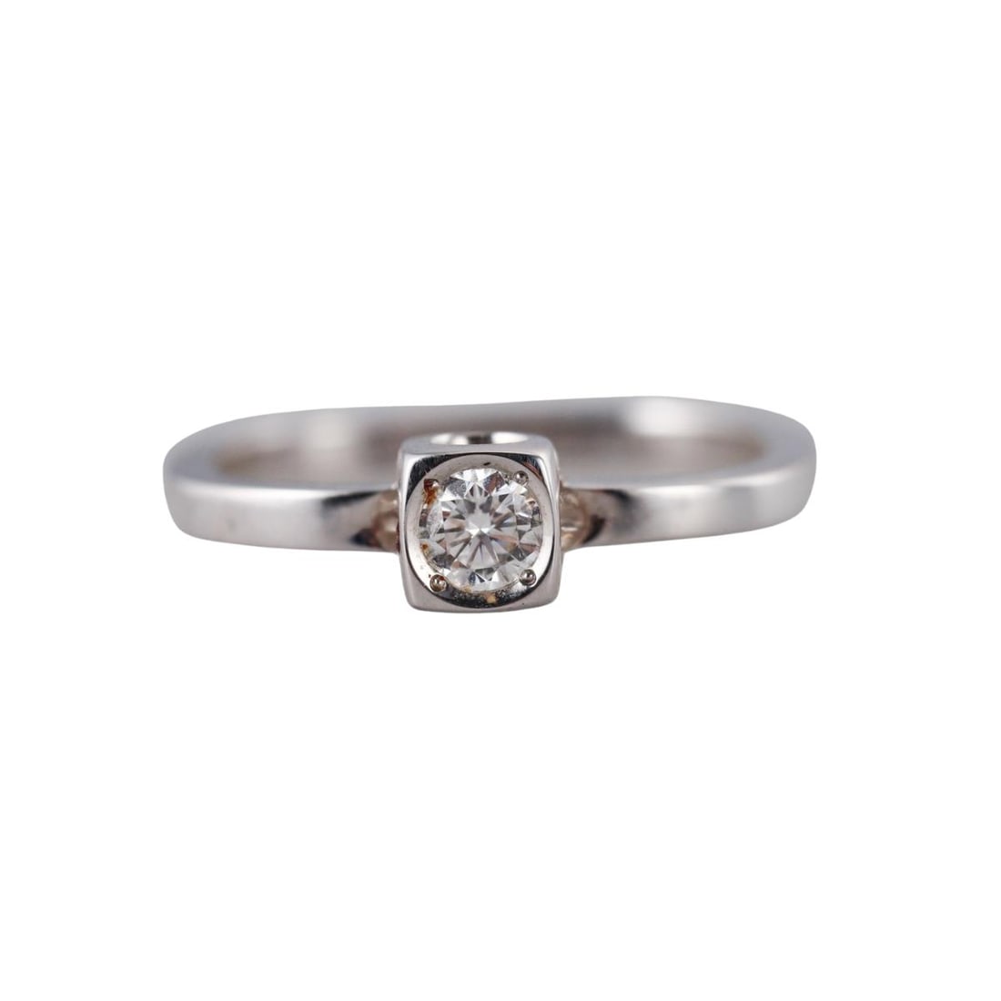Dinh Van Le Cube 18K Gold Diamond Ring: Metal : 18k White Gold Designer : Dinh Van Gemstone : Diamonds-approx. 0.15ct Measurements : Ring size 6.25, top is 4.5mm Marked: : Dinh Van, 750, 53 Weight: : 2.7 grams