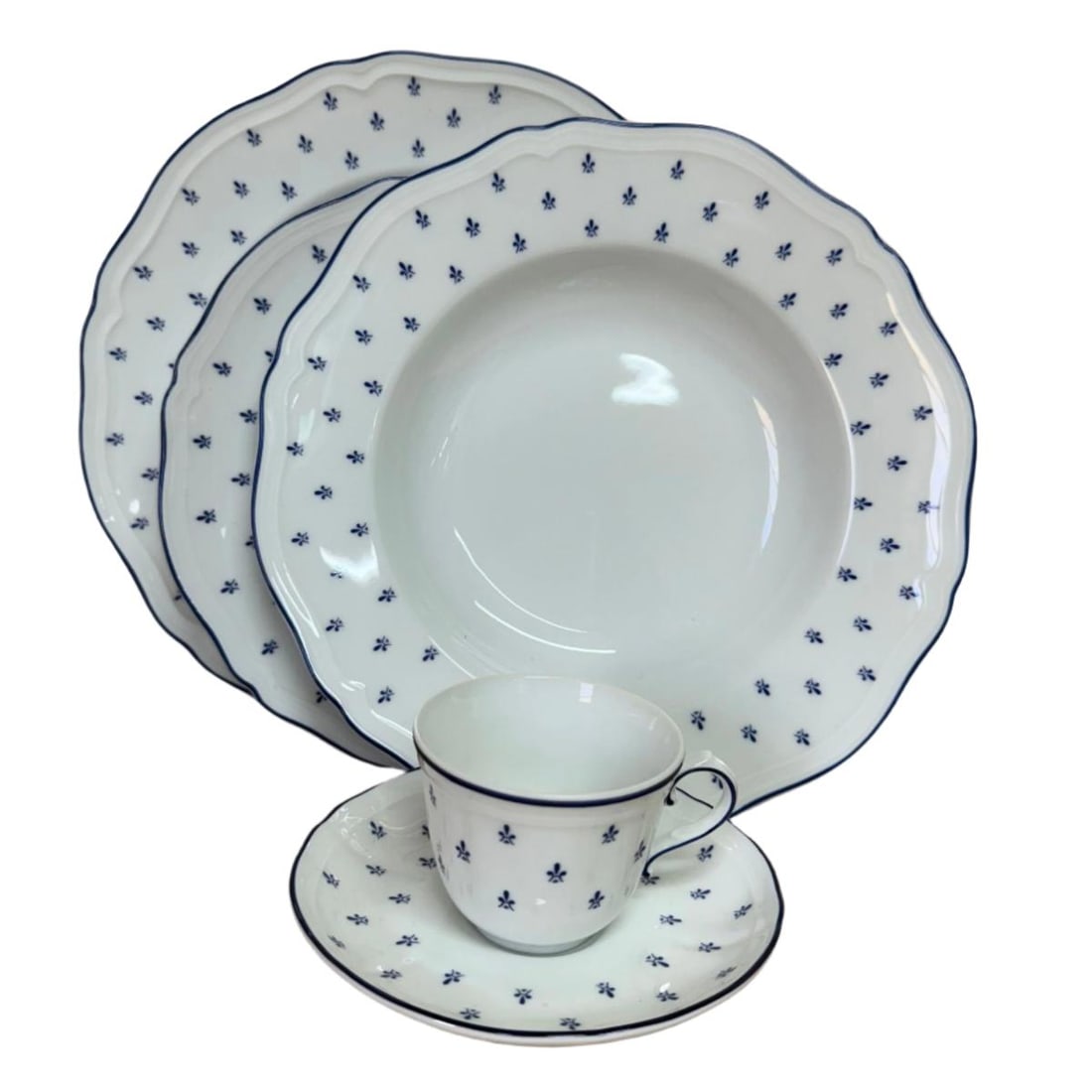 5pc Richard Ginori Royal Blue Dinner Place Setting: Material : Porcelain Designer : Richard Ginori Measurements : Dinner Plate D: 9 1/2'', Soup Plate D: 9'', Dessert Plate D: 8 1/8'', Cup D: 2 3/4'', H: 2'', Saucer 5''. Marked: : Richard Ginori.