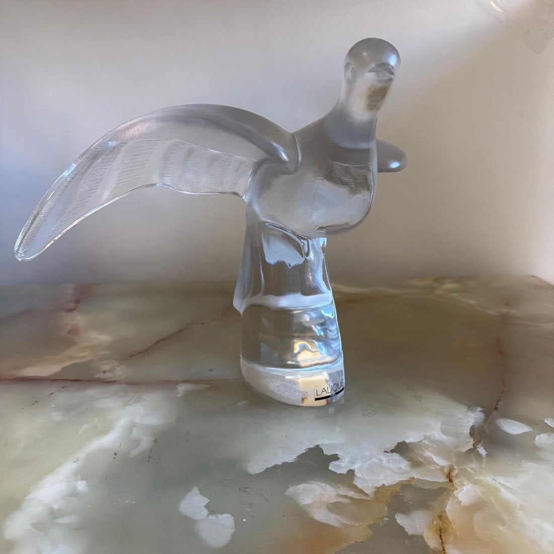 Lalique Crystal Auxo-Large Dove Figurine 11636: Material : Crystal Designer : Lalique Measurements : H: approx. 9'', width wing to wing 12'', beak to tail 6'' Marked: : Lalique Condition: : New/Store Sample Additional: No bo