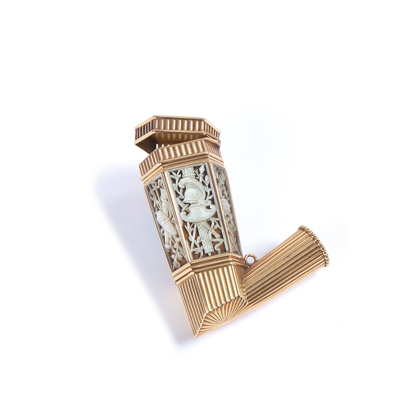 Pipe in gold and mother-of-pearl, Paris 1819 - 1838: Mother-of-pearl decorations of military attributes, 18 kt gold. Goldsmith C. P. Petschler, with original galuchat case
